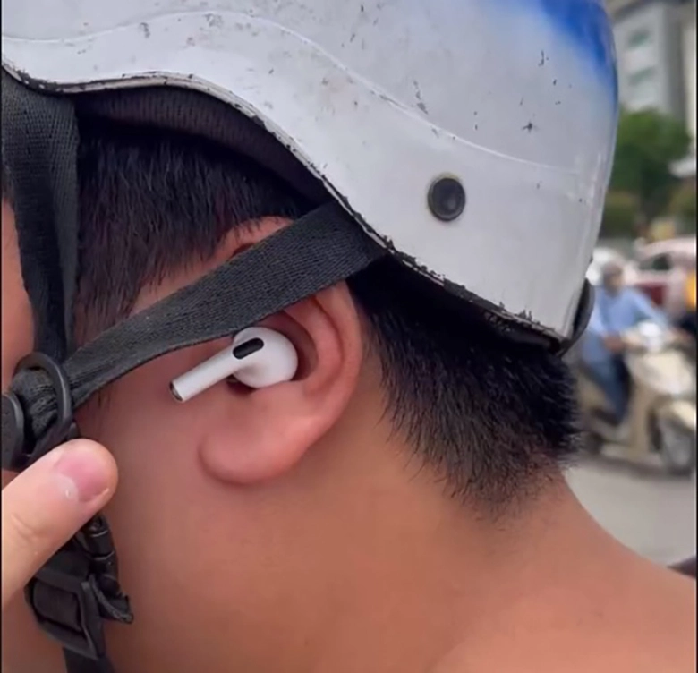 H&agrave; Nội: CSGT ghi h&igrave;nh xử l&yacute; h&agrave;ng loạt t&agrave;i xế xe m&aacute;y đeo tai nghe, d&ugrave;ng điện thoại - Ảnh 2.