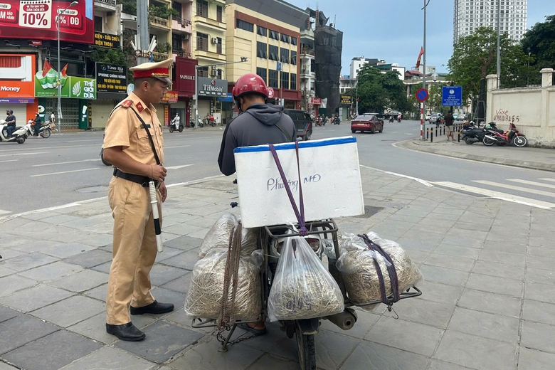 H&agrave; Nội: CSGT ghi h&igrave;nh xử l&yacute; h&agrave;ng loạt t&agrave;i xế xe m&aacute;y đeo tai nghe, d&ugrave;ng điện thoại - Ảnh 4.