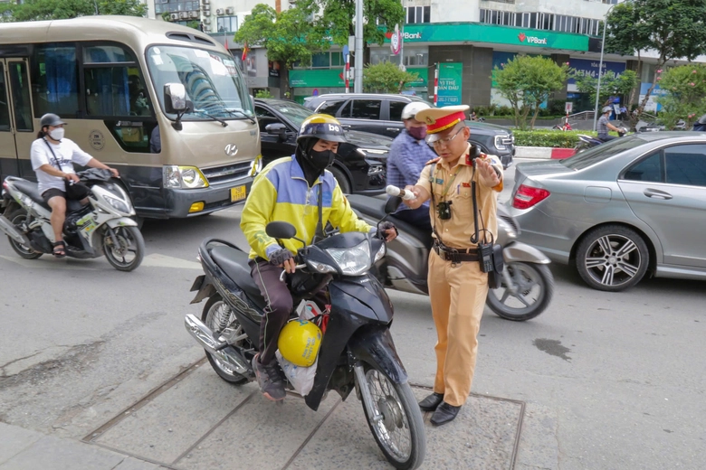 H&agrave; Nội: CSGT ghi h&igrave;nh xử l&yacute; h&agrave;ng loạt t&agrave;i xế xe m&aacute;y đeo tai nghe, d&ugrave;ng điện thoại - Ảnh 3.
