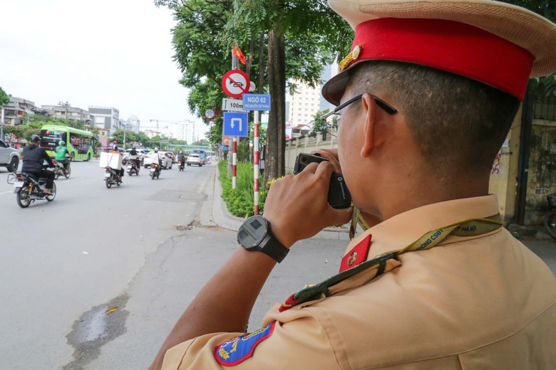 H&agrave; Nội: CSGT ghi h&igrave;nh xử l&yacute; h&agrave;ng loạt t&agrave;i xế xe m&aacute;y đeo tai nghe, d&ugrave;ng điện thoại - Ảnh 1.