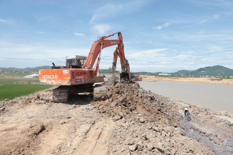 Tăng tốc thi công dự án tiêu thoát lũ phía Nam Hà Tĩnh trước mùa mưa 2026 - Ảnh 7. Tăng tốc thi công dự án tiêu thoát lũ phía Nam Hà Tĩnh trước mùa mưa 2026 - Ảnh 7.