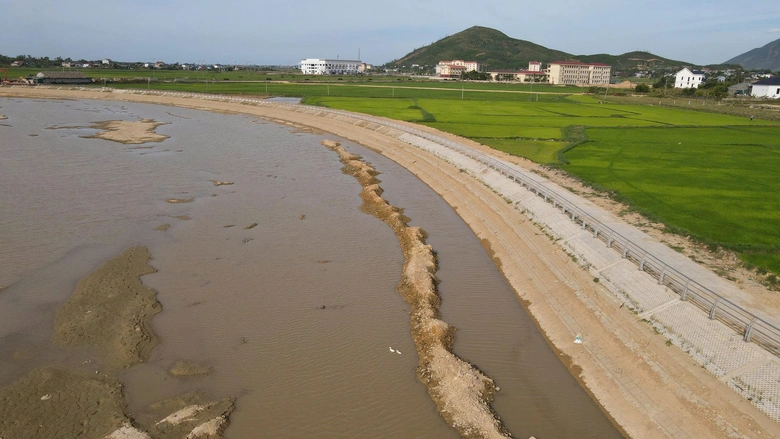 Tăng tốc thi công dự án tiêu thoát lũ phía Nam Hà Tĩnh trước mùa mưa 2026 - Ảnh 1. Tăng tốc thi công dự án tiêu thoát lũ phía Nam Hà Tĩnh trước mùa mưa 2026 - Ảnh 1.