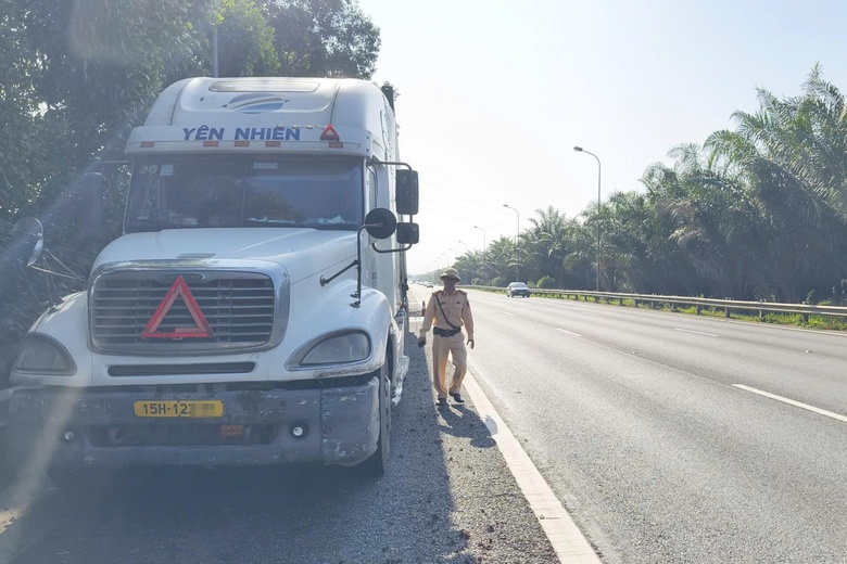 Li&ecirc;n tiếp xử l&yacute; &ocirc; t&ocirc; dừng tr&aacute;i ph&eacute;p tr&ecirc;n cao tốc, CSGT cảnh b&aacute;o ''n&oacute;ng'' - Ảnh 3.