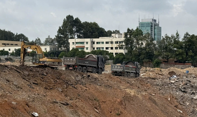 Lập chốt kiểm so&aacute;t xe tải rời KCN Bi&ecirc;n H&ograve;a 1 để ngăn chặn khai th&aacute;c kho&aacute;ng sản tr&aacute;i ph&eacute;p - Ảnh 2.