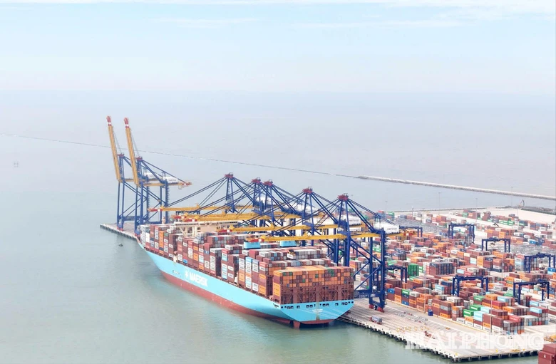 Si&ecirc;u t&agrave;u container lớn nhất thế giới cập cảng biển Hải Ph&ograve;ng  - Ảnh 1.