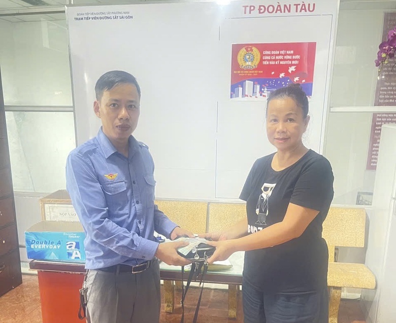 Tổ t&agrave;u SE3 trả lại t&agrave;i sản v&agrave; nhiều giấy tờ tuỳ th&acirc;n cho nữ h&agrave;nh kh&aacute;ch để qu&ecirc;n tr&ecirc;n t&agrave;u - Ảnh 1.