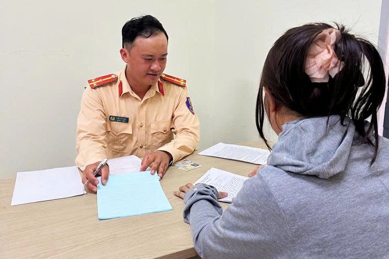 Hà Tĩnh: Nữ tài xế bị xử phạt vì để trẻ nhỏ thò đầu ra ngoài cửa sổ trời ô tô - Ảnh 1.