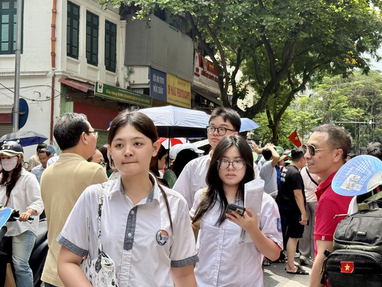 H&agrave; Nội: Học sinh tr&uacute;ng tuyển lớp 10 bắt đầu x&aacute;c nhận nhập học từ 25/6 - Ảnh 1.