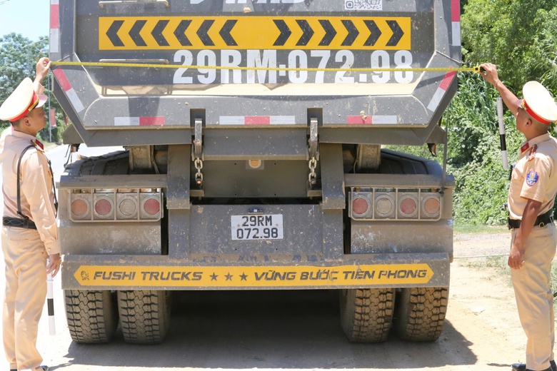 CSGT Phú Thọ xử lý xe tải vi phạm an toàn giao thông trên quốc lộ 6 - Ảnh 6. CSGT Phú Thọ xử lý xe tải vi phạm an toàn giao thông trên quốc lộ 6 - Ảnh 6.