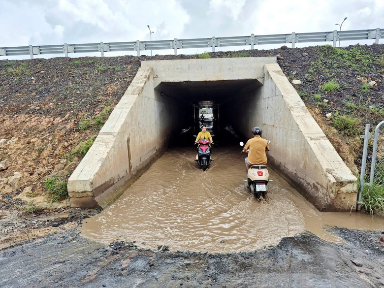 Kiểm tra h&agrave;ng loạt tuyến đường xuống cấp, hầm chui ngập nước nguy cơ mất ATGT ở Long Th&agrave;nh - Ảnh 2.