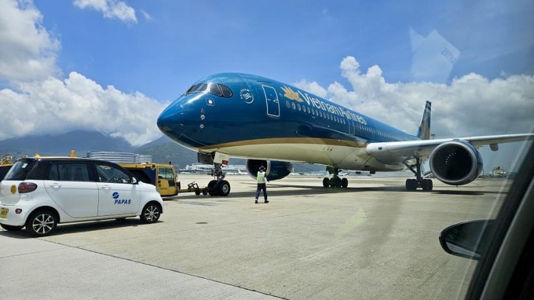 M&aacute;y bay Vietnam Airlines hạ c&aacute;nh khẩn cấp tại Hồng K&ocirc;ng kịp thời cứu kh&aacute;ch - Ảnh 1.