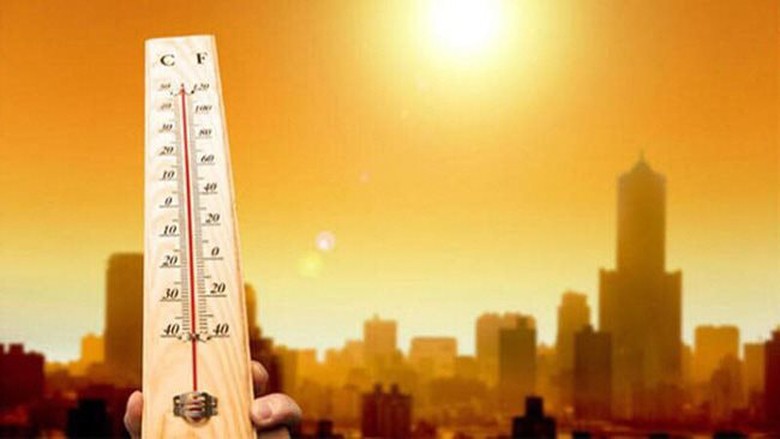 Vượt ngưỡng 40 độ C, H&agrave; Nội nắng bỏng r&aacute;t - Ảnh 1.