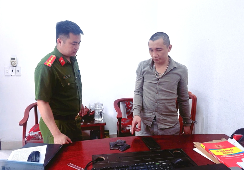 Thanh H&oacute;a bắt giữ hai đối tượng t&agrave;ng trữ ma t&uacute;y tổng hợp gần 5 . 000 Vi&ecirc;n - Ảnh 1.