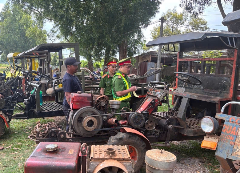Nhiều địa phương tại Gia Lai d&aacute;n phản quang tr&ecirc;n xe c&ocirc;ng n&ocirc;ng nhằm giảm thiểu TNGT - Ảnh 1.