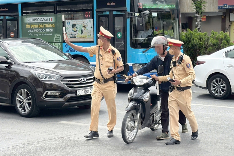 Uống bia giải nhiệt nắng n&oacute;ng vẫn l&aacute;i xe, h&agrave;ng trăm t&agrave;i xế ở H&agrave; Nội bị xử phạt - Ảnh 2.