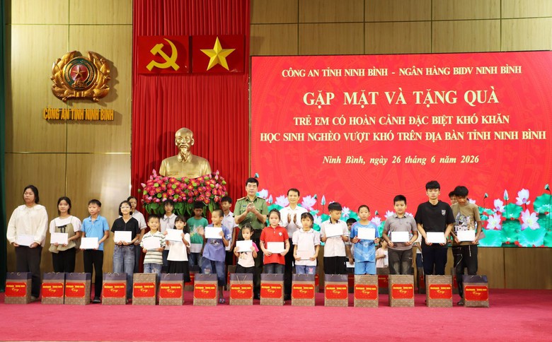 Ninh B&igrave;nh trao 3 nh&agrave; t&igrave;nh nghĩa, tặng hơn 1.000 mũ bảo hiểm, 90 xe đạp cho học sinh ngh&egrave;o - Ảnh 1.