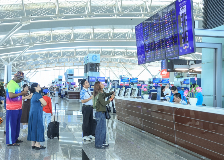 63,7 triệu lượt kh&aacute;ch qua cảng h&agrave;ng kh&ocirc;ng trong nửa đầu năm 2026 - Ảnh 1.