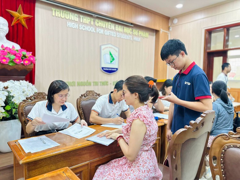 Trường THPT Chuy&ecirc;n Đại học Sư phạm hạ điểm chuẩn lớp 10 ở một số lớp chuy&ecirc;n - Ảnh 1.