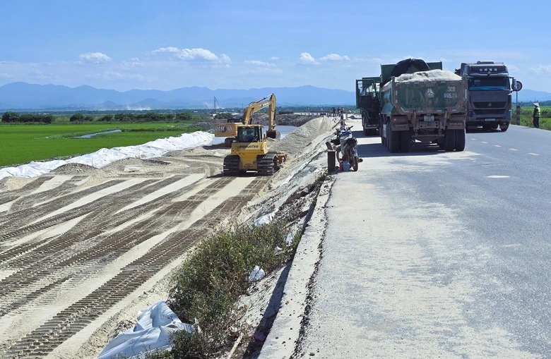 Đẩy nhanh thi công dự án QL15D đoạn từ cảng Mỹ Thủy đến cao tốc Cam Lộ - La Sơn - Ảnh 4.