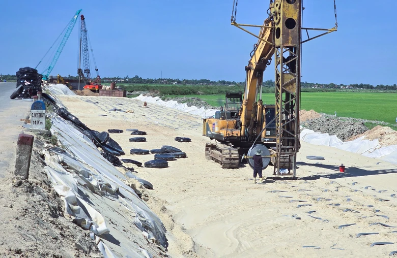 Đẩy nhanh thi công dự án QL15D đoạn từ cảng Mỹ Thủy đến cao tốc Cam Lộ - La Sơn - Ảnh 9.