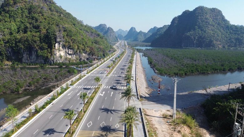 Quảng Ninh ho&agrave;n thiện hồ sơ đề nghị c&ocirc;ng nhận đ&ocirc; thị loại I - Ảnh 2.