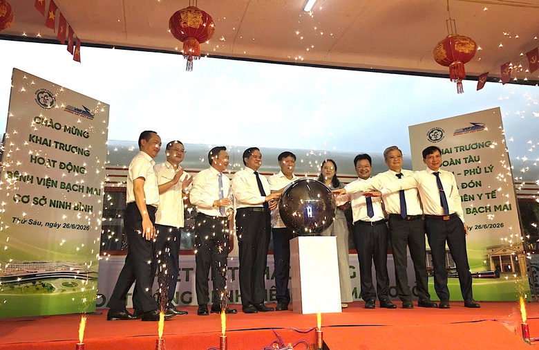 Khai trương t&agrave;u H&agrave; Nội - Phủ L&yacute;, chở y b&aacute;c sĩ Bệnh viện Bạch Mai đi l&agrave;m - Ảnh 1.