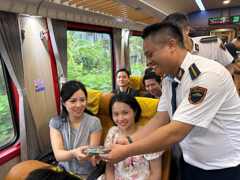 Khai trương t&agrave;u H&agrave; Nội - Phủ L&yacute;, chở y b&aacute;c sĩ Bệnh viện Bạch Mai đi l&agrave;m - Ảnh 3.