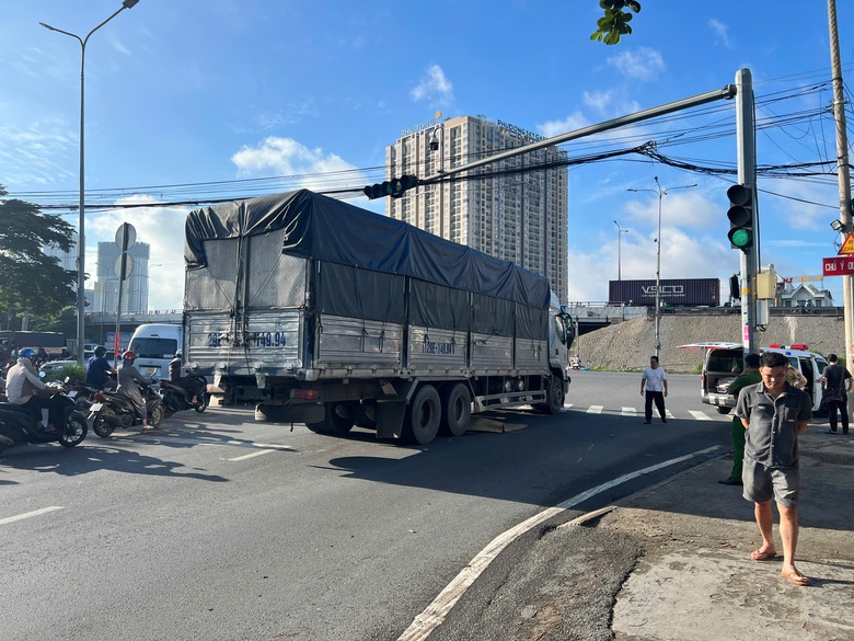 TP.HCM: Xe tải &ocirc;m cua c&aacute;n một người phụ nữ đi xe m&aacute;y tử vong - Ảnh 1.