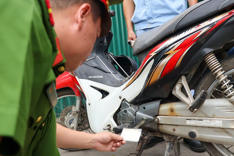 C&ocirc;ng an H&agrave; Nội r&agrave; so&aacute;t h&agrave;ng ngh&igrave;n xe m&aacute;y của c&ocirc;ng nh&acirc;n, siết quản l&yacute; xe kh&ocirc;ng ch&iacute;nh chủ - Ảnh 4.