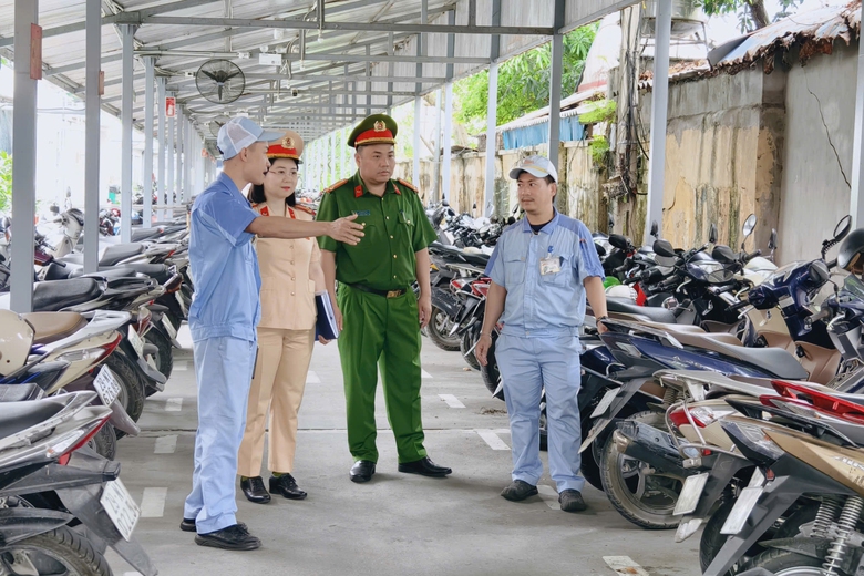 C&ocirc;ng an H&agrave; Nội r&agrave; so&aacute;t h&agrave;ng ngh&igrave;n xe m&aacute;y của c&ocirc;ng nh&acirc;n, siết quản l&yacute; xe kh&ocirc;ng ch&iacute;nh chủ - Ảnh 2.