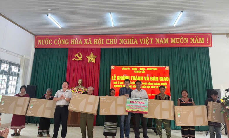 Quảng Ng&atilde;i: Đồng loạt b&agrave;n giao 7 nh&agrave; t&igrave;nh nghĩa cho đối tượng yếu thế - Ảnh 2.