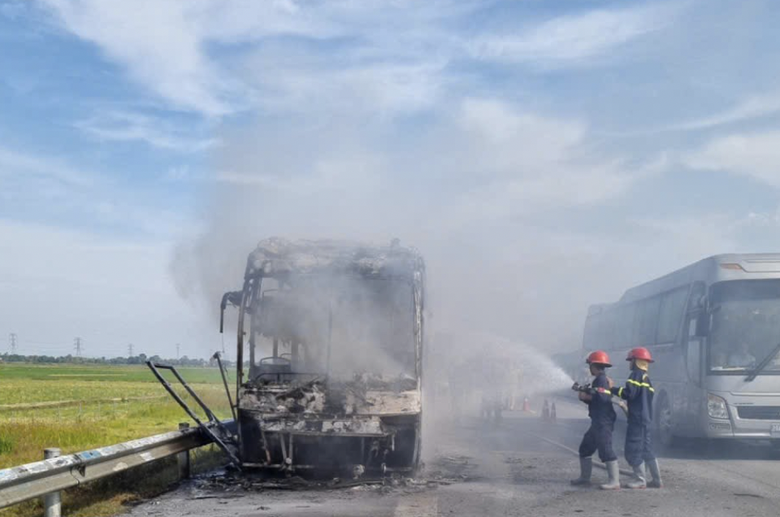 Xe kh&aacute;ch bốc ch&aacute;y tr&ecirc;n cao tốc Quốc lộ 45-Nghi Sơn - Ảnh 2.