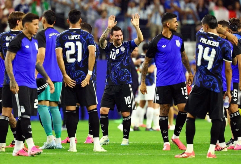 HLV Bồ Đ&agrave;o Nha nổi giận v&igrave; Ronaldo bị so s&aacute;nh với Messi - Ảnh 2.