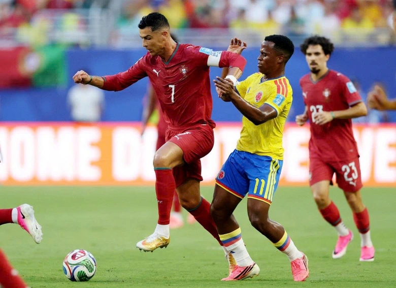 HLV Bồ Đ&agrave;o Nha nổi giận v&igrave; Ronaldo bị so s&aacute;nh với Messi - Ảnh 1.