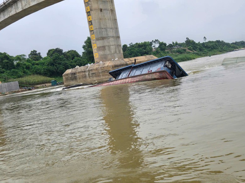 Hai t&agrave;u bị đắm tr&ecirc;n s&ocirc;ng L&ocirc; ở Ph&uacute; Thọ - Ảnh 2.