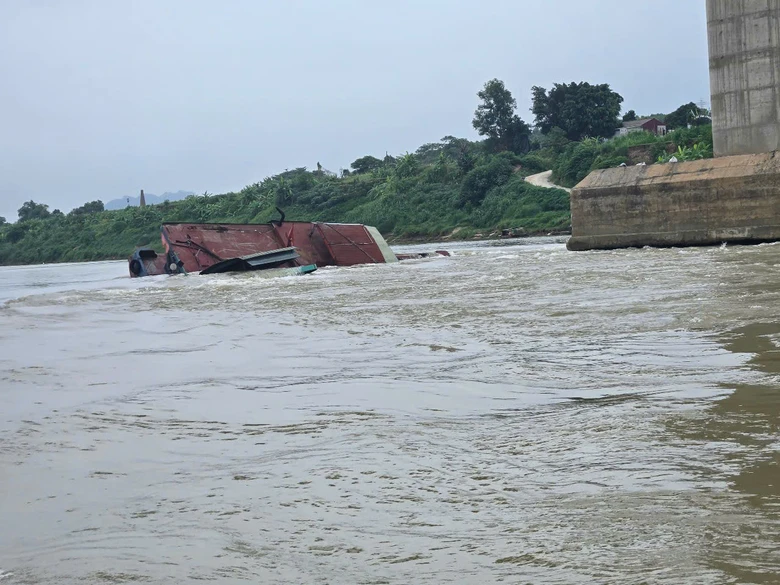 Hai t&agrave;u bị đắm tr&ecirc;n s&ocirc;ng L&ocirc; ở Ph&uacute; Thọ - Ảnh 1.
