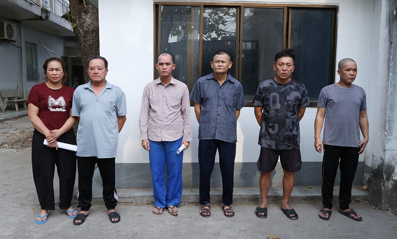 An Giang: Khởi tố 7 đối tượng lừa b&aacute;n &ldquo;đồng đen&rdquo; giả - Ảnh 2.
