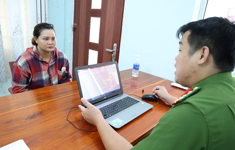 An Giang: Khởi tố 7 đối tượng lừa b&aacute;n &ldquo;đồng đen&rdquo; giả - Ảnh 1.