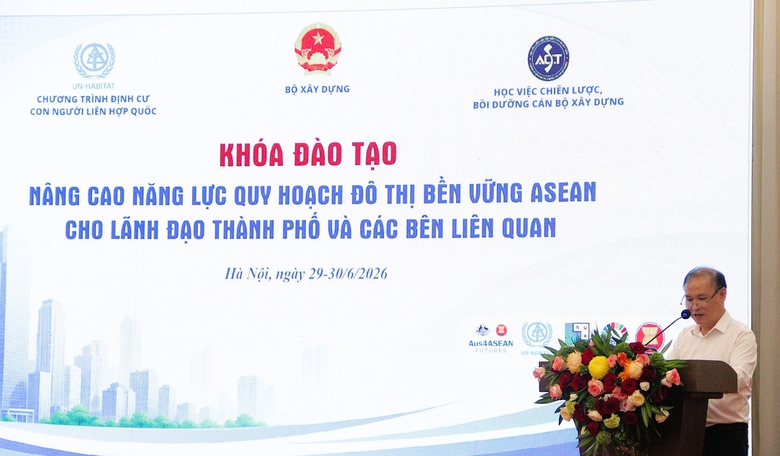 N&acirc;ng cao năng lực l&atilde;nh đạo đ&ocirc; thị trước y&ecirc;u cầu ph&aacute;t triển bền vững - Ảnh 2.
