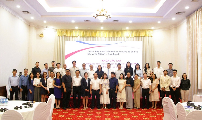 N&acirc;ng cao năng lực l&atilde;nh đạo đ&ocirc; thị trước y&ecirc;u cầu ph&aacute;t triển bền vững - Ảnh 5.