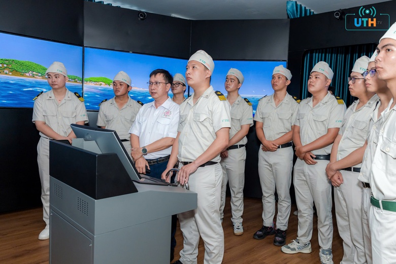 UTH đầu tư c&ocirc;ng nghệ m&ocirc; phỏng, n&acirc;ng cao chất lượng đ&agrave;o tạo nh&acirc;n lực kinh tế biển - Ảnh 2.