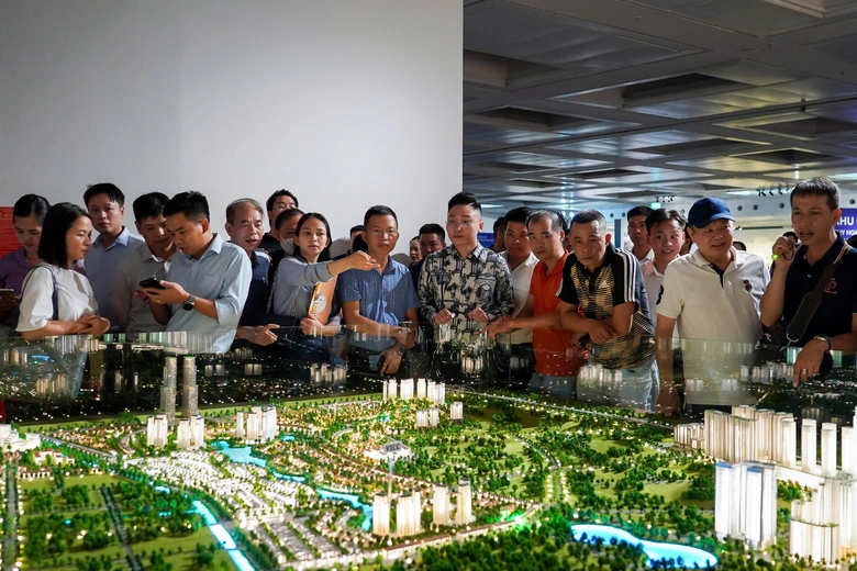 H&agrave; Nội: Người d&acirc;n h&aacute;o hức xếp h&agrave;ng kh&aacute;m ph&aacute; Quy hoạch Thủ đ&ocirc; tầm nh&igrave;n 100 năm - Ảnh 7.