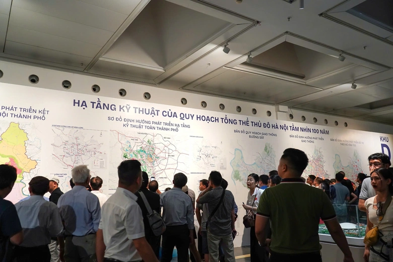 H&agrave; Nội: Người d&acirc;n h&aacute;o hức xếp h&agrave;ng kh&aacute;m ph&aacute; Quy hoạch Thủ đ&ocirc; tầm nh&igrave;n 100 năm - Ảnh 11.