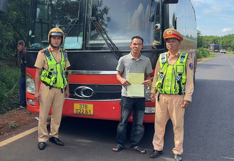Đắk Lắk: Tạm giữ xe kh&aacute;ch do t&agrave;i xế vi phạm nồng độ cồn- Ảnh 2.