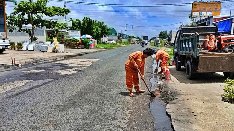 Rốt r&aacute;o khắc phục hư hỏng tr&ecirc;n tuyến Quốc lộ 1 qua C&agrave; Mau- Ảnh 1.