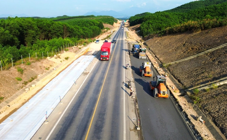 Quản chặt tiến độ 4 nh&agrave; thầu chậm thi c&ocirc;ng mở rộng cao tốc Cam Lộ - La Sơn- Ảnh 1.