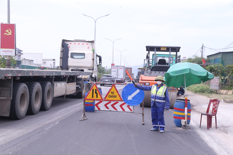 Vất vả sửa chữa đường bộ giữa m&ugrave;a nắng n&oacute;ng- Ảnh 2.