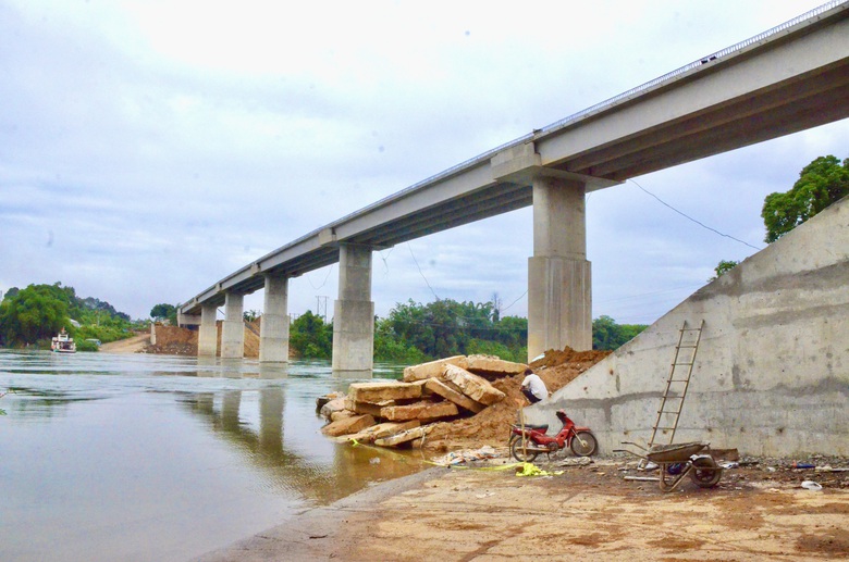 Cầu Hiếu Li&ecirc;m đ&atilde; nối liền đ&ocirc;i bờ s&ocirc;ng Đồng Nai, đang ho&agrave;n thiện c&aacute;c hạng mục cuối- Ảnh 1.