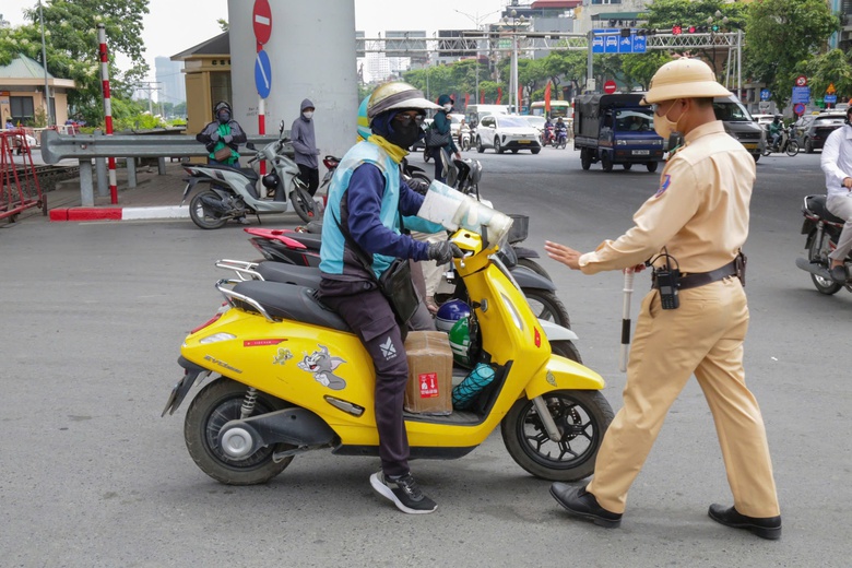 Vượt t&iacute;n hiệu cảnh b&aacute;o t&agrave;u bị phạt nặng, v&igrave; sao nhiều t&agrave;i xế vẫn vi phạm?- Ảnh 4.