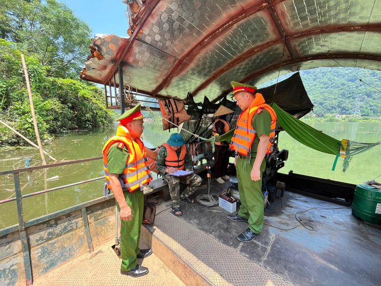 Tuy&ecirc;n Quang: Siết chặt bảo đảm an to&agrave;n giao th&ocirc;ng đường thủy m&ugrave;a mưa lũ- Ảnh 2.